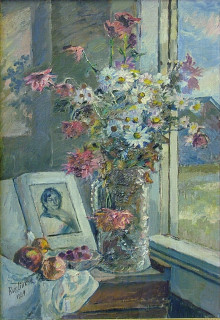 Ваза с цветами и книга около окна