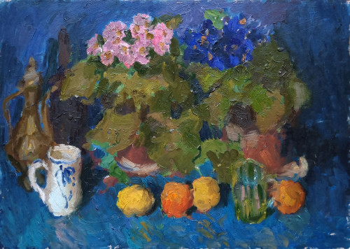 Натюрморт с фиалками на синем фоне