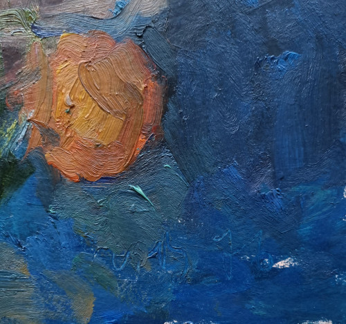 Натюрморт с фиалками на синем фоне