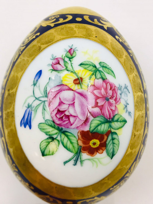 Пасхальное яйцо с цветочным орнаментом кобальт