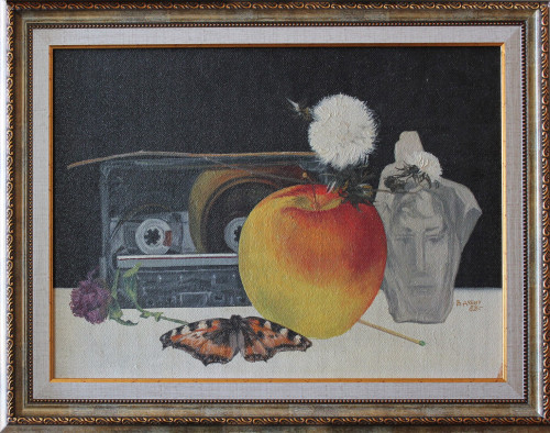 Натюрморт с кассетой и яблоком