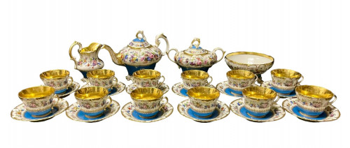 Чайный сервиз на двенадцать персон с цветочной росписью